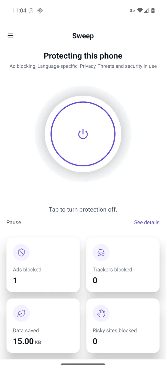Pantalla principal de Sweep for Android 0.6.3: «Protegiendo este teléfono» sobre el botón de encendido, un enlace Pausar y tarjetas de anuncios bloqueados, rastreadores bloqueados, datos ahorrados y sitios peligrosos bloqueados
